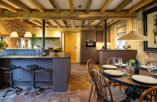 Priors Marston Cabaña | The Barns at Holy Well, Southam, sleeps 10 guests in 5 bedrooms