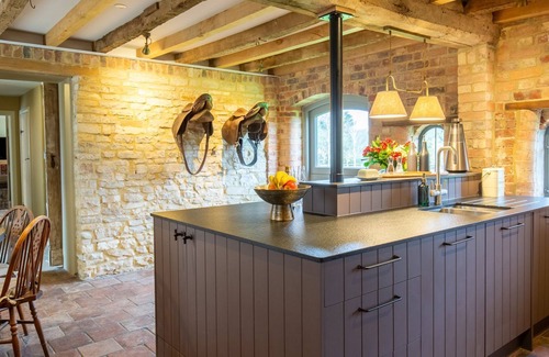 Priors Marston Cabaña | The Barns at Holy Well, Southam, sleeps 10 guests in 5 bedrooms