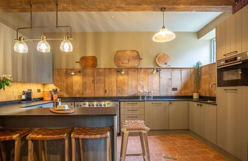 Priors Marston Cabaña | The Barns at Holy Well, Southam, sleeps 10 guests in 5 bedrooms
