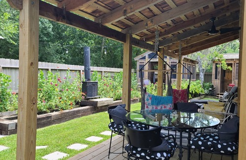 Dickinson Cabaña | The Barracks, beautiful 2-bedroom private cottage with garden bath and porch