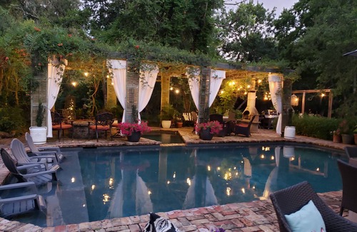 Dickinson Cabaña | The Barracks, beautiful 2-bedroom private cottage with garden bath and porch