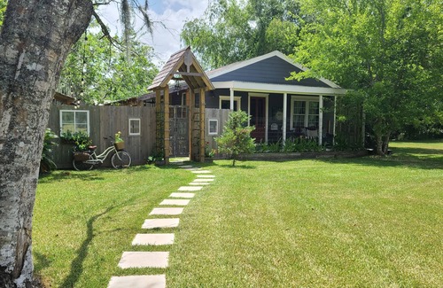 Dickinson Cabaña | The Barracks, beautiful 2-bedroom private cottage with garden bath and porch