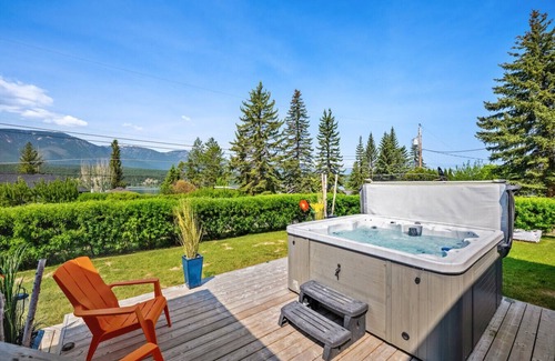 East Kootenay Apartamento | The Barracks | Hot Tub | Walk to Beach | Historic