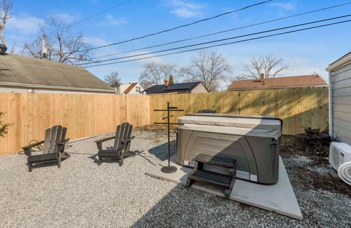 Columbus Casa | The Barrel House I Hot Tub I Theme Room