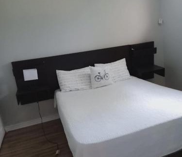 Ledbury - Heron Gate - Ridgemont - Elmwood Cama Y Desayuno | The Basement by the side door guest house