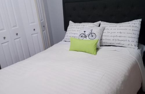 Ledbury - Heron Gate - Ridgemont - Elmwood Cama Y Desayuno | The Basement by the side door guest house
