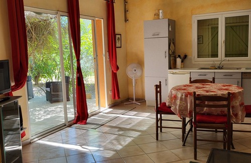 Saint-Pierre-de-Vassols Villa | Encantadora casa en un nido verde
