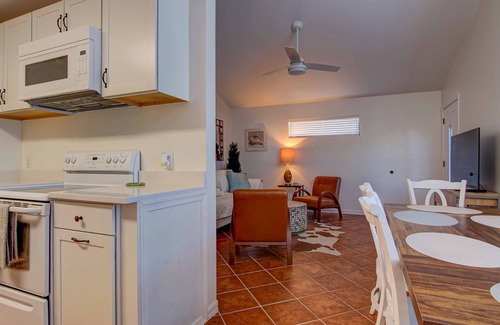Panama City Casa | The Bay House - Pet Friendly! Basketball court, firepit - Walk to the Bay!