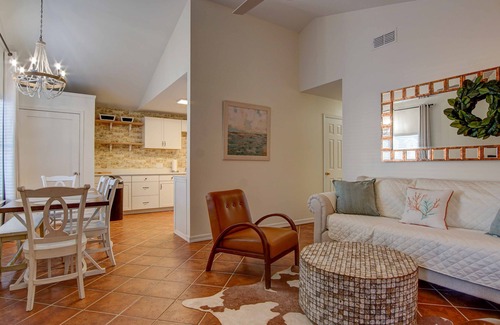 Panama City Casa | The Bay House - Pet Friendly! Basketball court, firepit - Walk to the Bay!