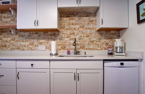 Panama City Casa | The Bay House - Pet Friendly! Basketball court, firepit - Walk to the Bay!
