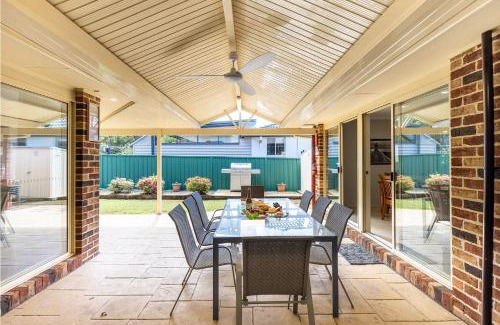 Shoal Bay Casa | The Bay House Shoal Bay huge five bedroom holiday home with WiFi and Foxtel