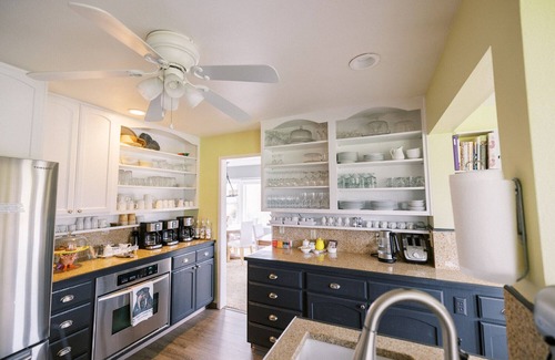 Friday Harbor Cama Y Desayuno | The Bay Laurel King Room with en suite bathroom