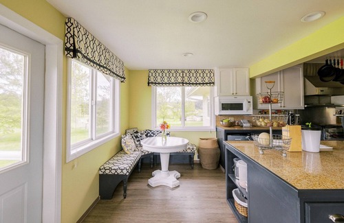 Friday Harbor Cama Y Desayuno | The Bay Laurel King Room with en suite bathroom