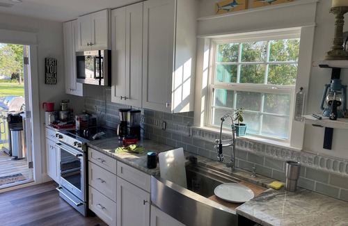 Waveland Cabaña | The Baycation Beach House, 10 min. Walk to Waveland Pier.2 blocks to Coleman Ave