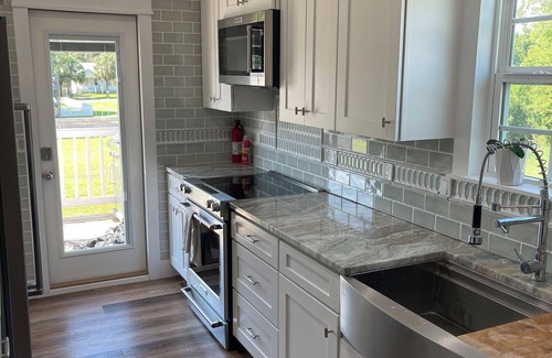 Waveland Cabaña | The Baycation Beach House, 10 min. Walk to Waveland Pier.2 blocks to Coleman Ave
