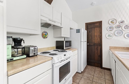 Ocean Springs Casa | The Bayou Bungalow - Cozy Bungalow, King Bed, near East Beach!