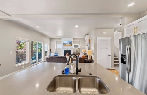 Birch Bay Casa | The Baywatch, a stones throw to Cottonwood Beach.