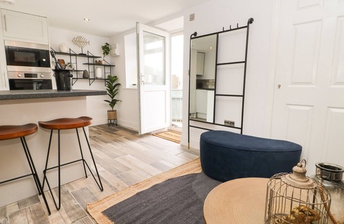 South Shields Cabaña | THE BEACH APARTMENT, pet friendly, with a garden in South Shields