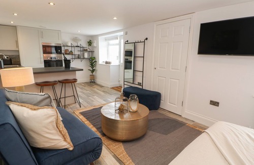 South Shields Cabaña | THE BEACH APARTMENT, pet friendly, with a garden in South Shields
