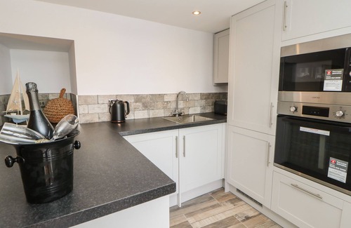 South Shields Cabaña | THE BEACH APARTMENT, pet friendly, with a garden in South Shields