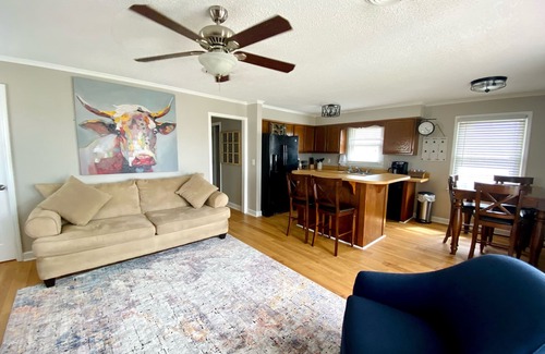Surf City Casa | The Beach Barn - Dog-Friendly, Sleeps 10, Free Linen, Shibumi & RV Parking