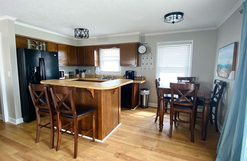 Surf City Casa | The Beach Barn - Dog-Friendly, Sleeps 10, Free Linen, Shibumi & RV Parking