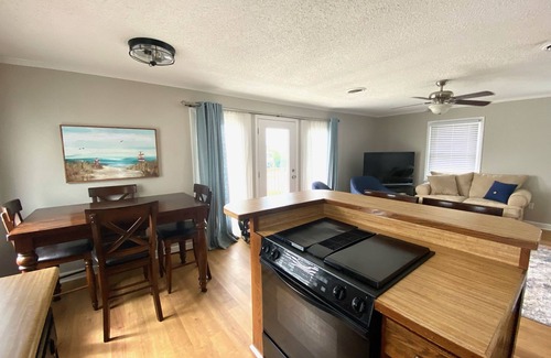 Surf City Casa | The Beach Barn - Dog-Friendly, Sleeps 10, Free Linen, Shibumi & RV Parking