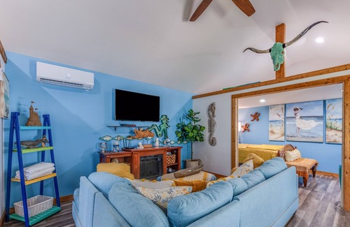 Aransas Pass Cabina | The Beach Cabin awaits! Nearby fishing, shopping, resturants, & the beach