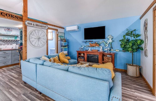 Aransas Pass Cabina | The Beach Cabin awaits! Nearby fishing, shopping, resturants, & the beach