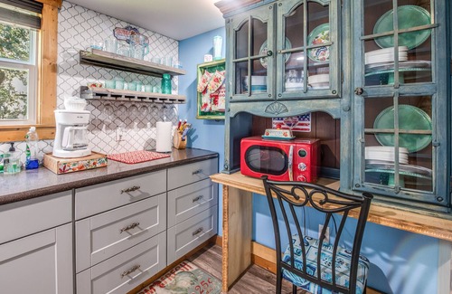 Aransas Pass Cabina | The Beach Cabin awaits! Nearby fishing, shopping, resturants, & the beach