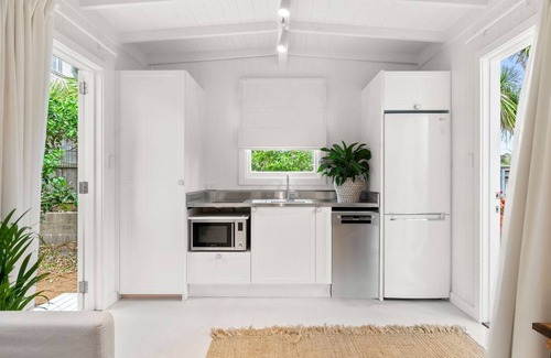 Freshwater Apartamento | The Beach Cabin - enchanting holiday studio apartment nestled in Freshwater