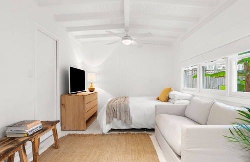 Freshwater Apartamento | The Beach Cabin - enchanting holiday studio apartment nestled in Freshwater