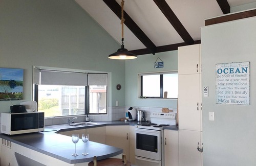 Pukehina Casa | The Beach Cottage - Spacious Family Holiday home with Sleepout