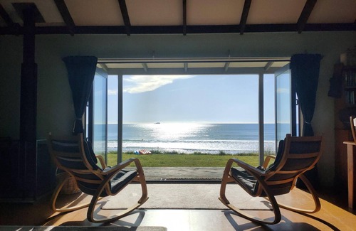 Pukehina Casa | The Beach Cottage - Spacious Family Holiday home with Sleepout