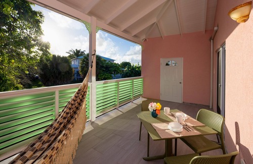 Runaway Bay Apartamento | The beach, golf, everything close to our breezy, quiet, comfortable apartments.