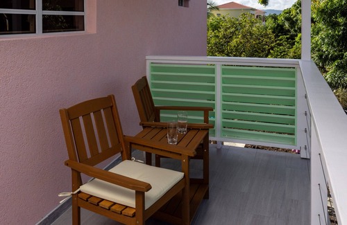 Runaway Bay Apartamento | The beach, golf, everything close to our breezy, quiet, comfortable apartments.