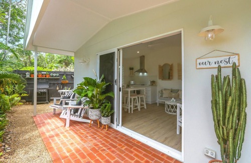Clifton Beach Casa | The Beach Nest- Cosy Beachside Escape | Balcony, Full Kitchen & Free Wi-Fi