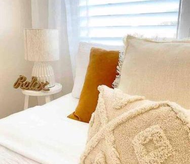 Towradgi Apartamento | The Beach Pad - Renovated 1BR Steps from Towradgi
