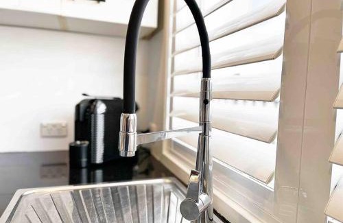 Towradgi Apartamento | The Beach Pad - Renovated 1BR Steps from Towradgi