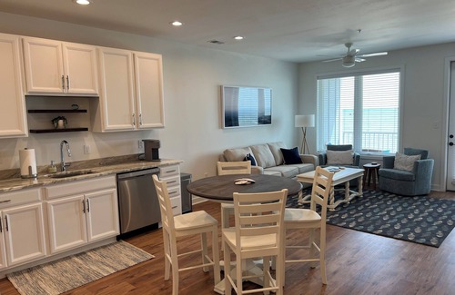 Issue Condominio | The Beached Whale! 2-bedroom condo with seasonal pool access in Colonial Beach