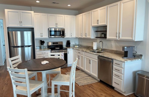 Issue Condominio | The Beached Whale! 2-bedroom condo with seasonal pool access in Colonial Beach
