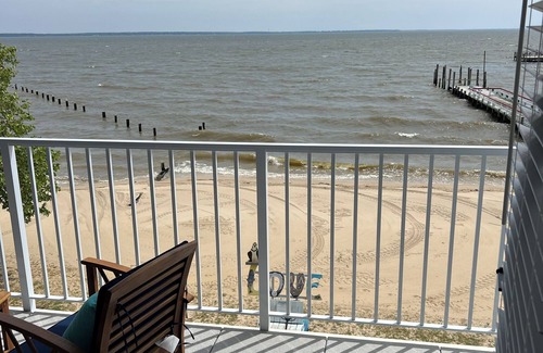 Issue Condominio | The Beached Whale! 2-bedroom condo with seasonal pool access in Colonial Beach