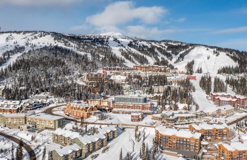 Big White Ski Resort Casa | The Bear Cave-brand New W/amazing Views & Hot Tub