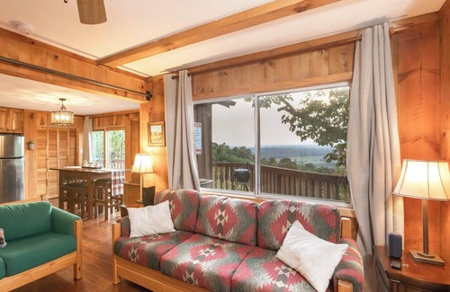 Fishers Hill Cabina | The Bear Den - Mountain Cabin w/ Spectacular Views