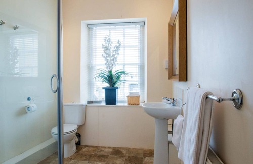 Cowbridge Hotel | The Bear Hotel