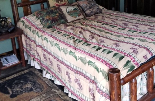 Batavia Casa | Meadowbrook Golfcourse Airbnb Bear Hug Room