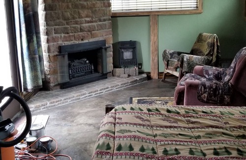 Batavia Casa | Meadowbrook Golfcourse Airbnb Bear Hug Room