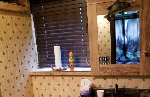 Batavia Casa | Meadowbrook Golfcourse Airbnb Bear Hug Room