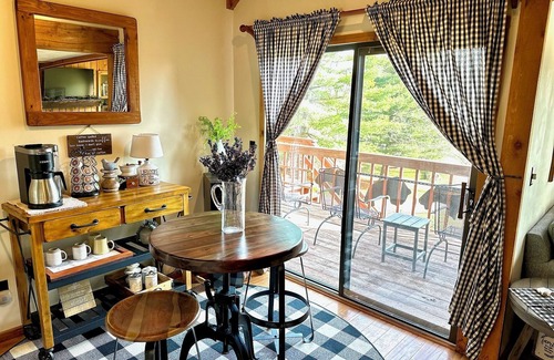 Davis Cabina | The Bear Lair-Cozy Retreat-Close to 2 Ski Resorts-Central Heating and AC