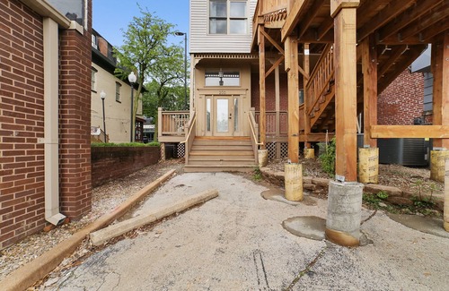 St. Charles Apartamento | The Bear Suite at Divine Otter